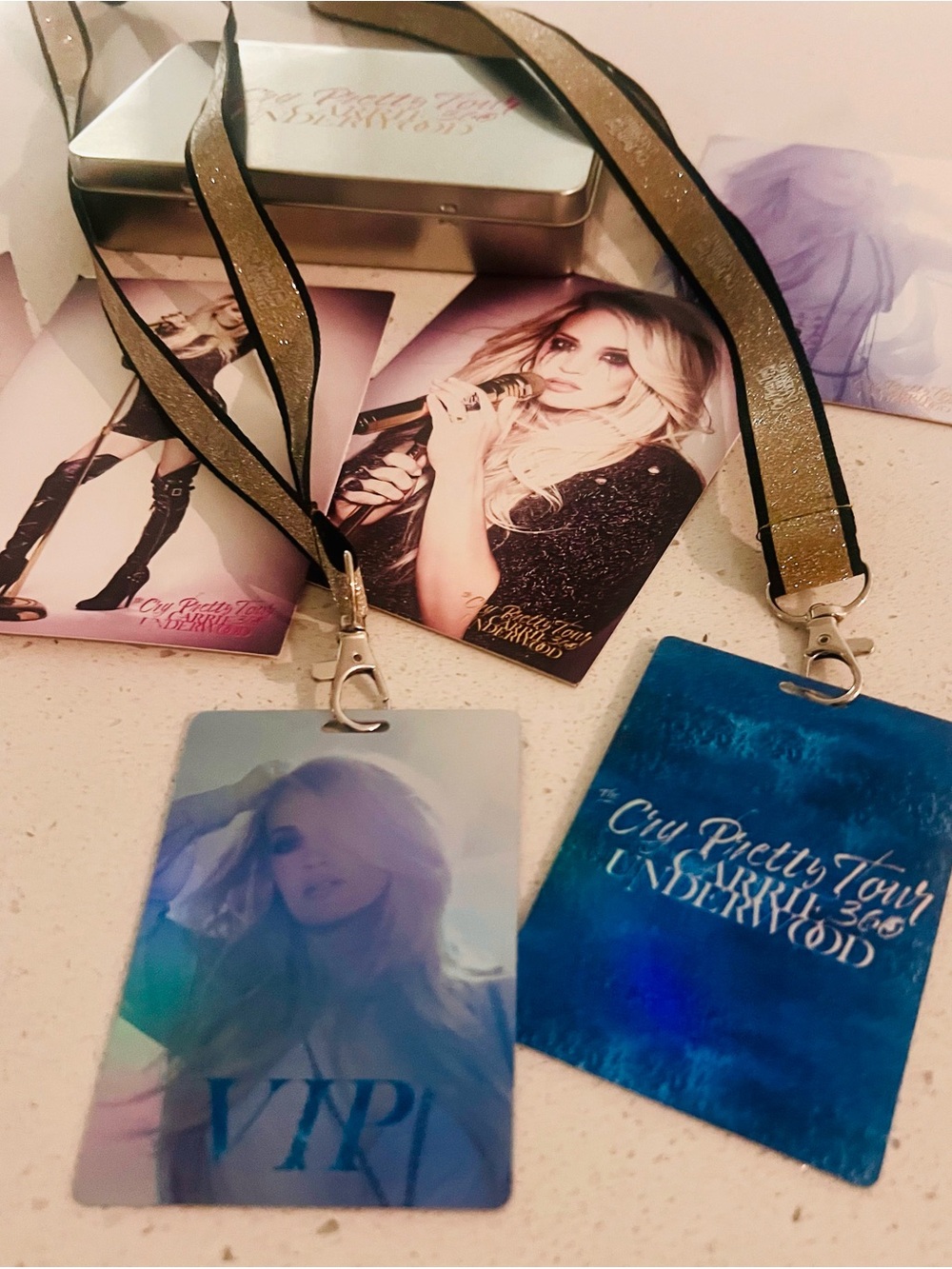 2 Carrie Underwood VIP Lanyards in tin with 4 portrait postcards. New condition - Picture 2 of 5